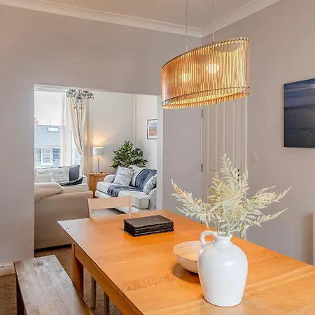 Rosemill - Large Pet Friendly With Off Road Parking Whitby