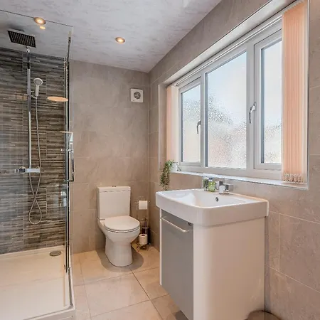 Rosemill - Large Pet Friendly With Off Road Parking *