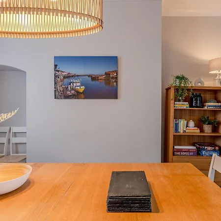 Rosemill - Large Pet Friendly With Off Road Parking Whitby