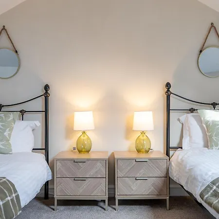 Rosemill - Large Pet Friendly With Off Road Parking * Whitby