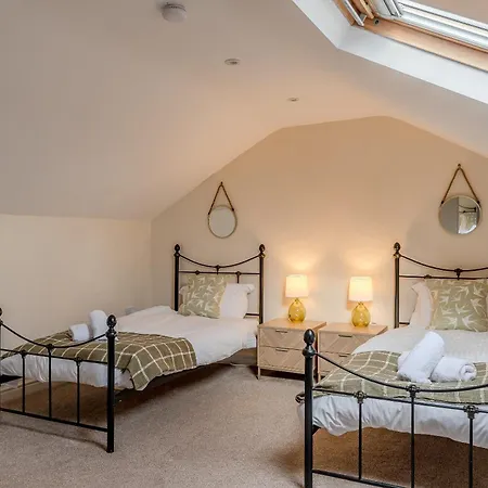 Rosemill - Large Pet Friendly With Off Road Parking