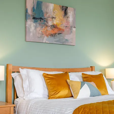 Rosemill - Large Pet Friendly With Off Road Parking *