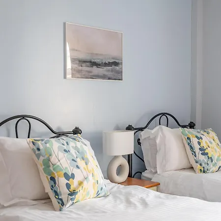 Rosemill - Large Pet Friendly With Off Road Parking Whitby