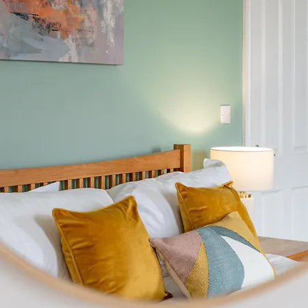 Rosemill - Large Pet Friendly With Off Road Parking