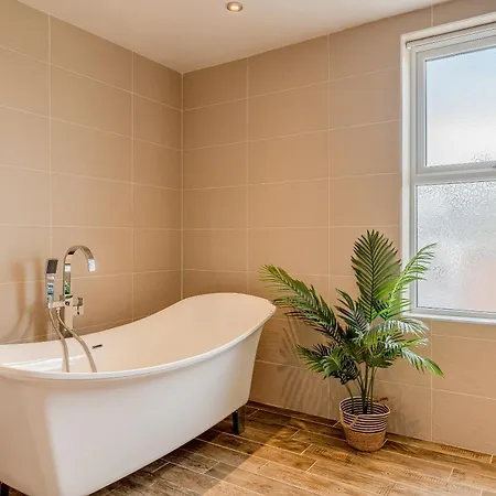 Rosemill - Large Pet Friendly With Off Road Parking *