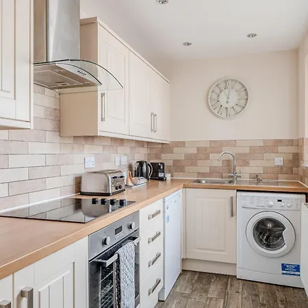 Rosemill - Large Pet Friendly With Off Road Parking Whitby