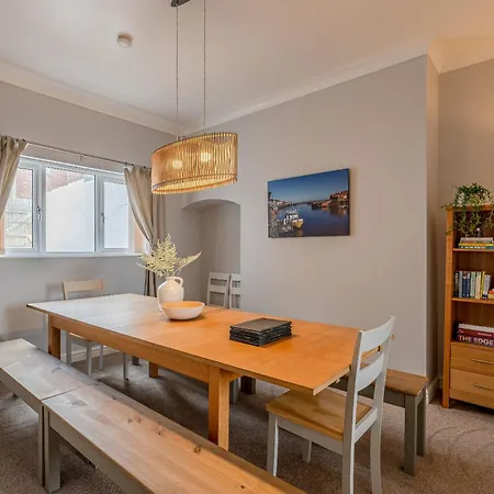 Rosemill - Large Pet Friendly With Off Road Parking Whitby