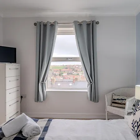 Rosemill - Large Pet Friendly With Off Road Parking Whitby