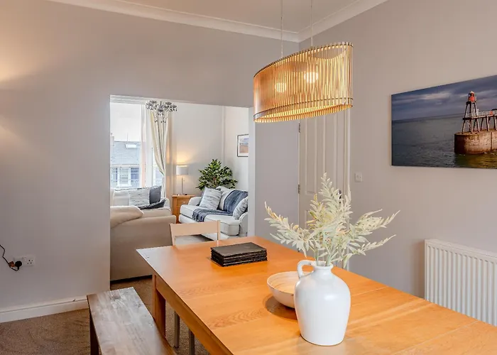 Rosemill - Large Pet Friendly With Off Road Parking Whitby