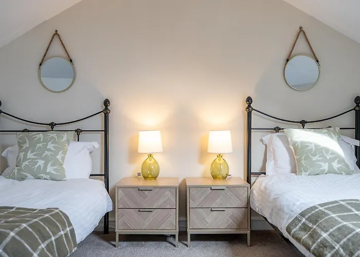 Rosemill - Large Pet Friendly With Off Road Parking * Whitby