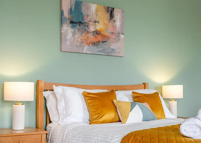 Rosemill - Large Pet Friendly With Off Road Parking *