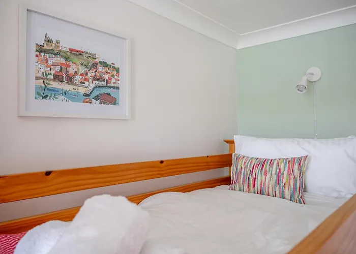 Rosemill - Large Pet Friendly With Off Road Parking Whitby