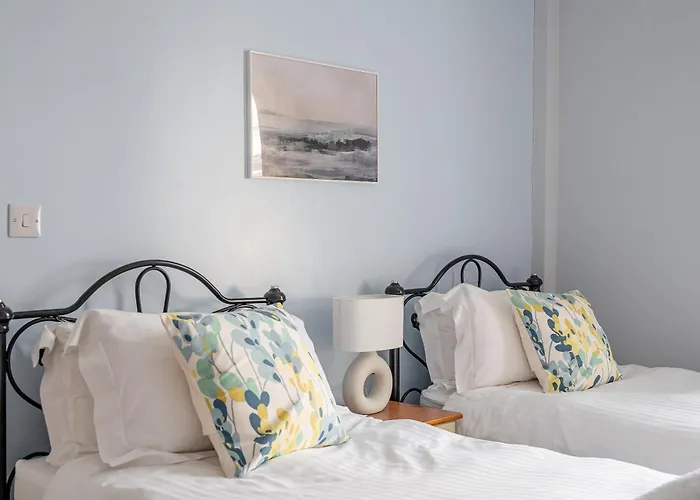 Rosemill - Large Pet Friendly With Off Road Parking Whitby