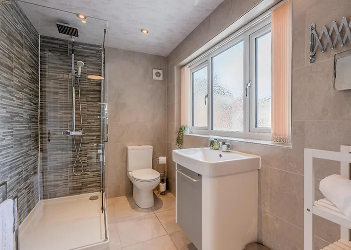 Rosemill - Large Pet Friendly With Off Road Parking *