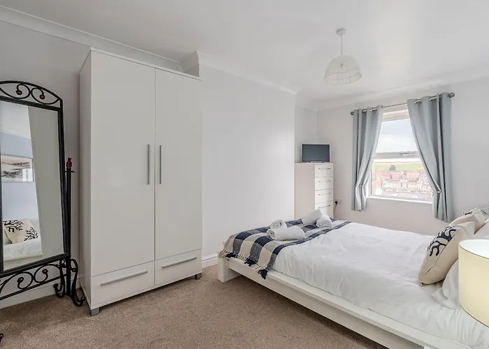 Rosemill - Large Pet Friendly With Off Road Parking Whitby