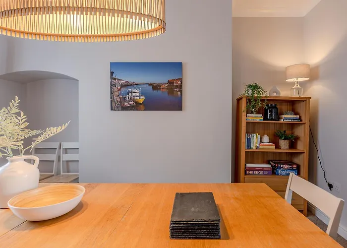 Rosemill - Large Pet Friendly With Off Road Parking Whitby