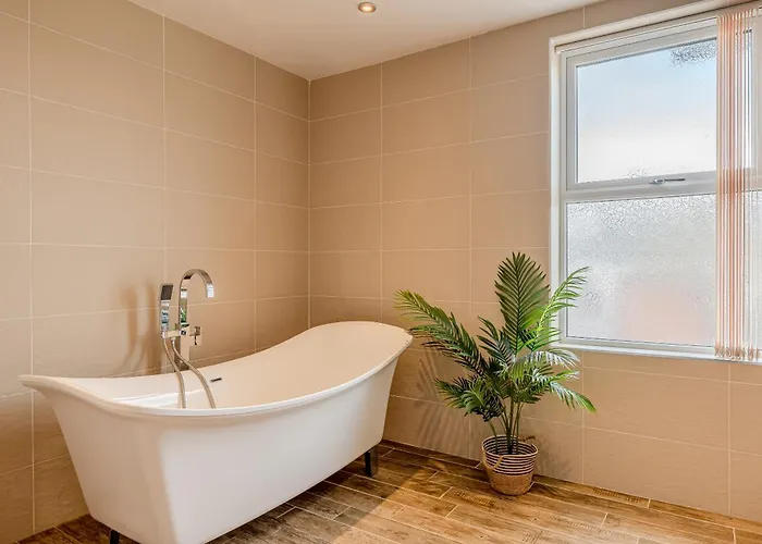 Rosemill - Large Pet Friendly With Off Road Parking *