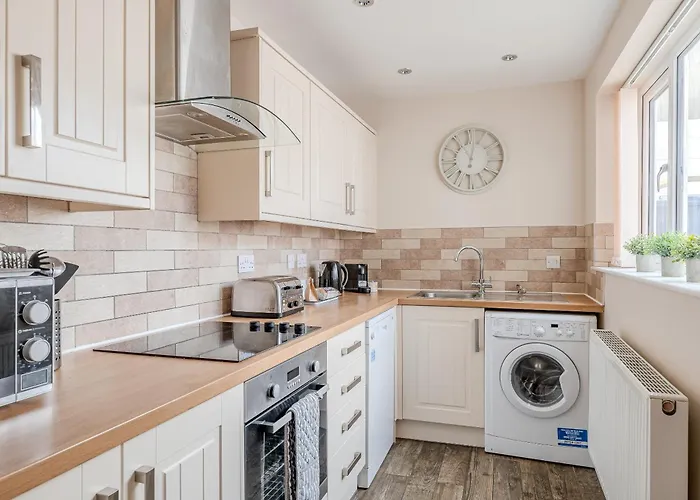 Rosemill - Large Pet Friendly With Off Road Parking Whitby