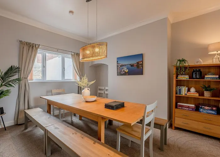 Rosemill - Large Pet Friendly With Off Road Parking Whitby