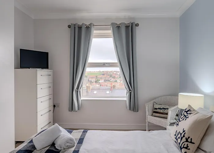 Rosemill - Large Pet Friendly With Off Road Parking Whitby