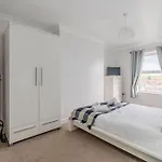 Rosemill - Large Pet Friendly With Off Road Parking Whitby