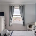 Rosemill - Large Pet Friendly With Off Road Parking Whitby